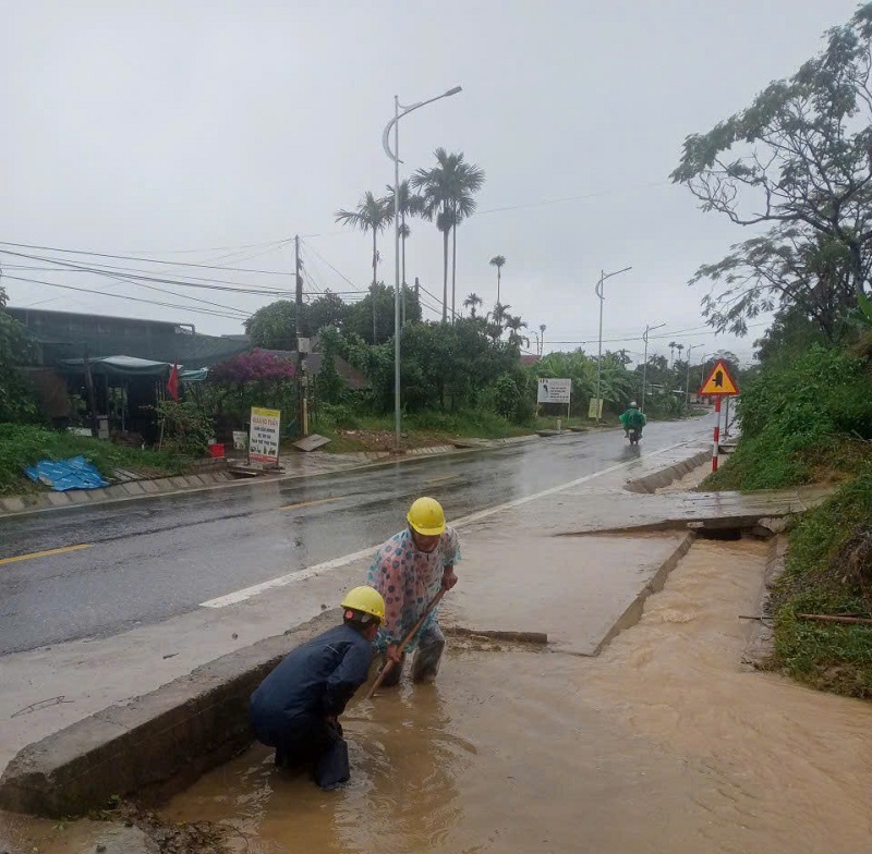 Trung Bộ vẫn còn 79 vị trí tắc đường do ảnh hưởng của mưa lũ đặc biệt lớn