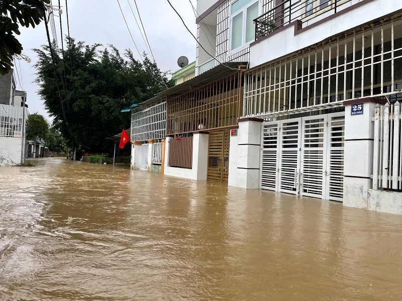 Mưa lớn kéo dài, nhiều nơi ở Khánh Hòa bị ngập sâu, sạt lở khiến nhiều người chết