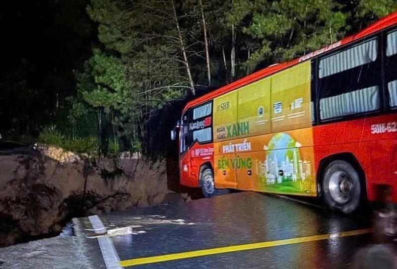 Kinh hoàng đèo Mimosa (Đà Lạt) bị sạt lở nghiêm trọng, đứt gãy làm đôi