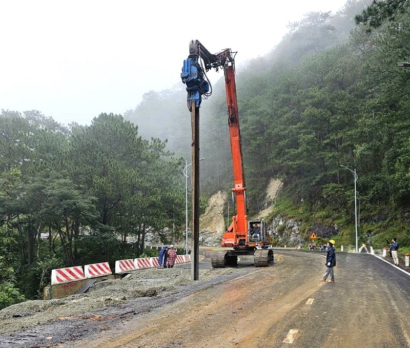 Lâm Đồng cho phương tiện lưu thông trở lại trên đèo Prenn sau sạt lở