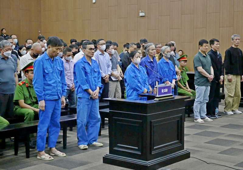 Xét xử nhiều cựu lãnh đạo trong vụ mang hàng triệu USD đi đánh bạc