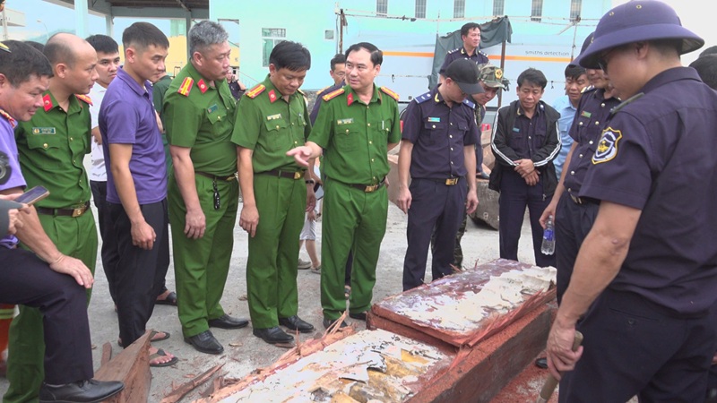 Lực lượng công an, hải quan phát hiện hơn 1,1 tấn ngà voi được cất giấu tinh vi