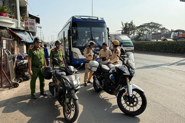 TP.HCM: Cao điểm xử lý vi phạm trật tự đô thị, kinh doanh vận tải