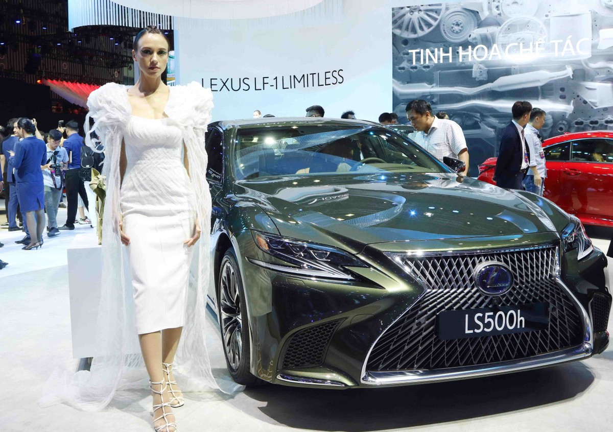 Chân dài đọ dáng bên xe sang tại Vietnam Motor Show 2019 ảnh 15
