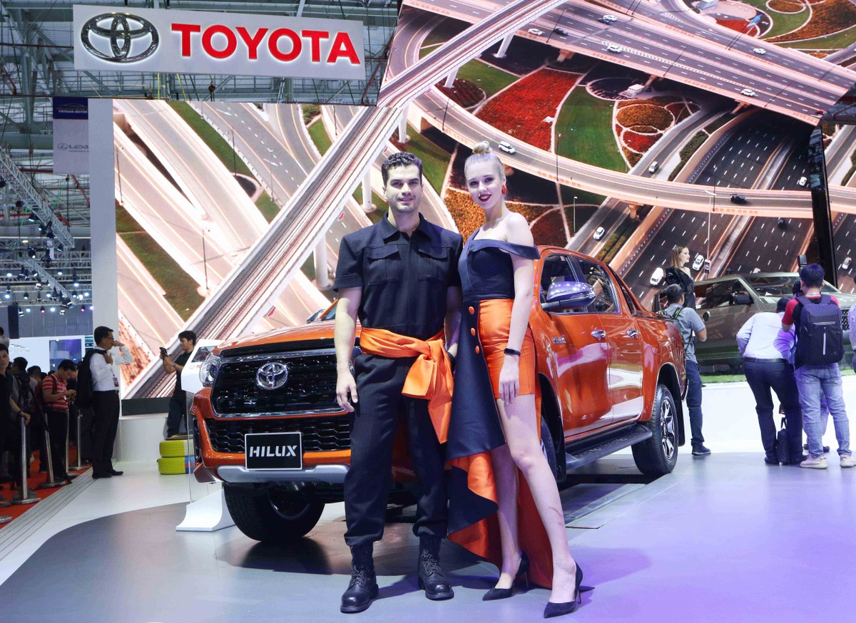 Chân dài đọ dáng bên xe sang tại Vietnam Motor Show 2019 ảnh 8