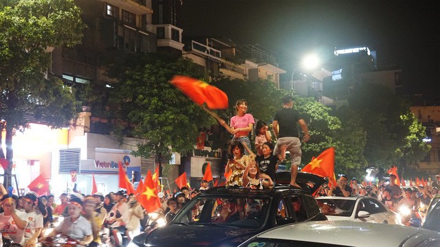 “Biển người” mừng chiến thắng của Olympic Việt Nam ở hồ Hoàn Kiếm ảnh 9