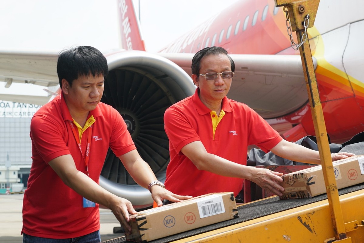 Chuyến bay cứu trợ nạn nhân động đất - sóng thần tại Indonesia của Vietjet Air đã cất cánh ảnh 2