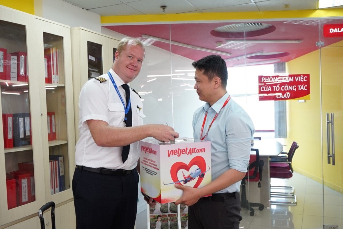 Chuyến bay cứu trợ nạn nhân động đất - sóng thần tại Indonesia của Vietjet Air đã cất cánh ảnh 8