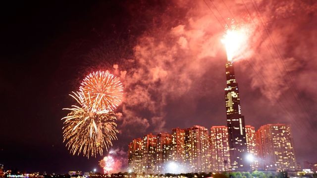 Pháo hoa lung linh trên bầu trời TPHCM đêm 30/4 ảnh 11