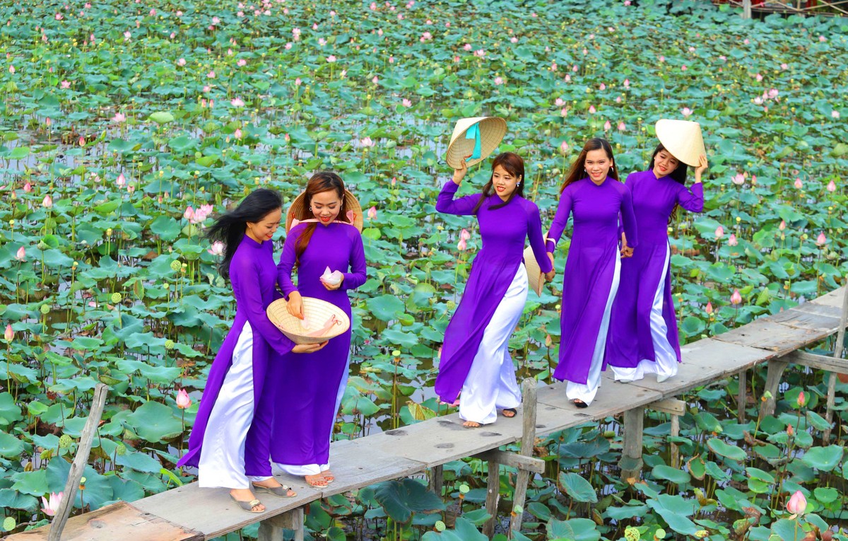 Thiếu nữ Sài Gòn đón xuân cùng tà áo dài truyền thống ảnh 11