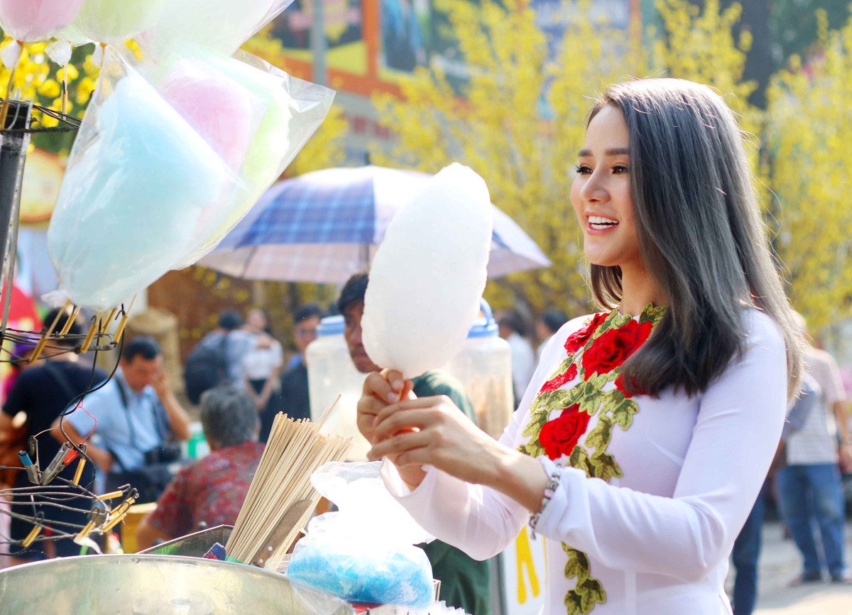Thiếu nữ Sài Gòn đón xuân cùng tà áo dài truyền thống ảnh 1