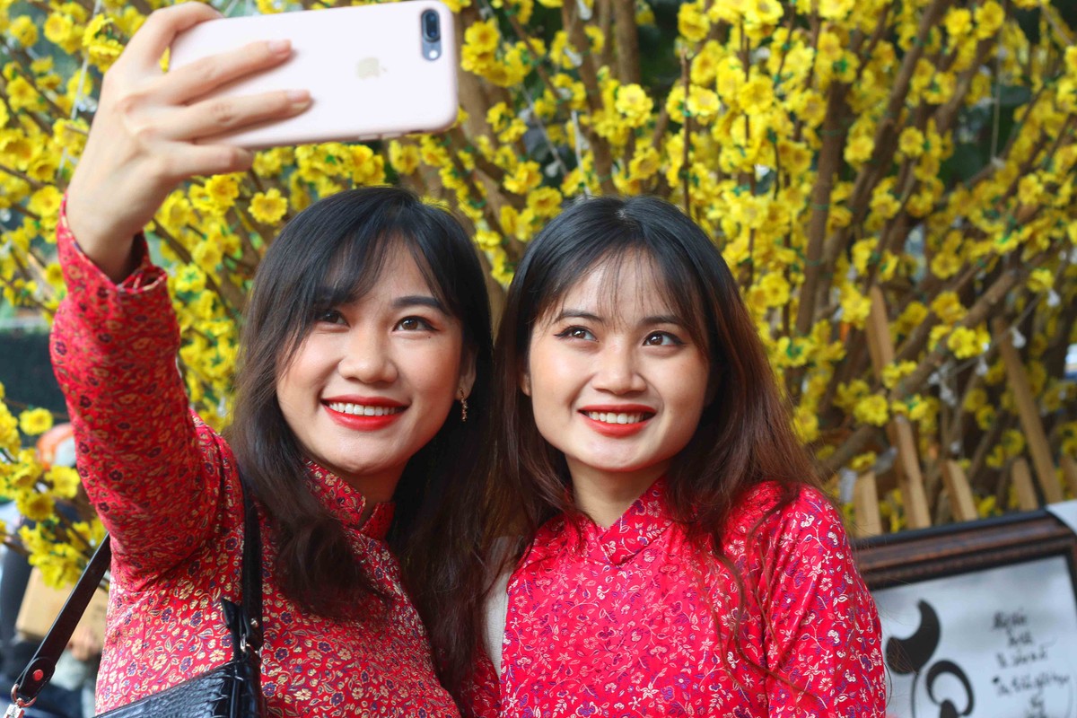 Thiếu nữ Sài Gòn đón xuân cùng tà áo dài truyền thống ảnh 3