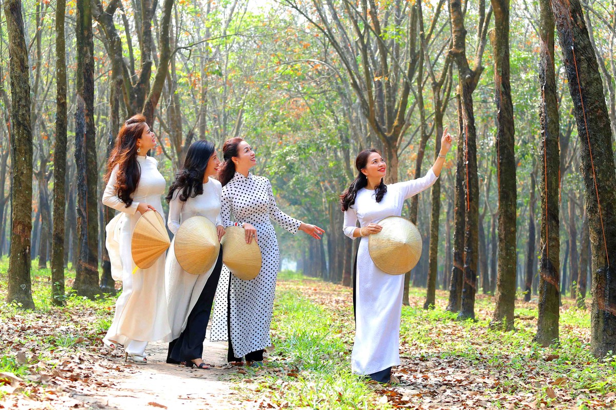 Thiếu nữ Sài Gòn đón xuân cùng tà áo dài truyền thống ảnh 8