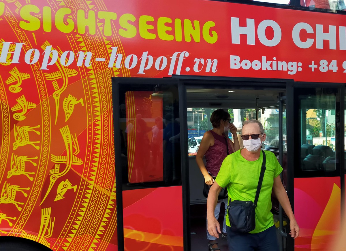 TP.HCM phát khẩu trang miễn phí cho du khách ảnh 10