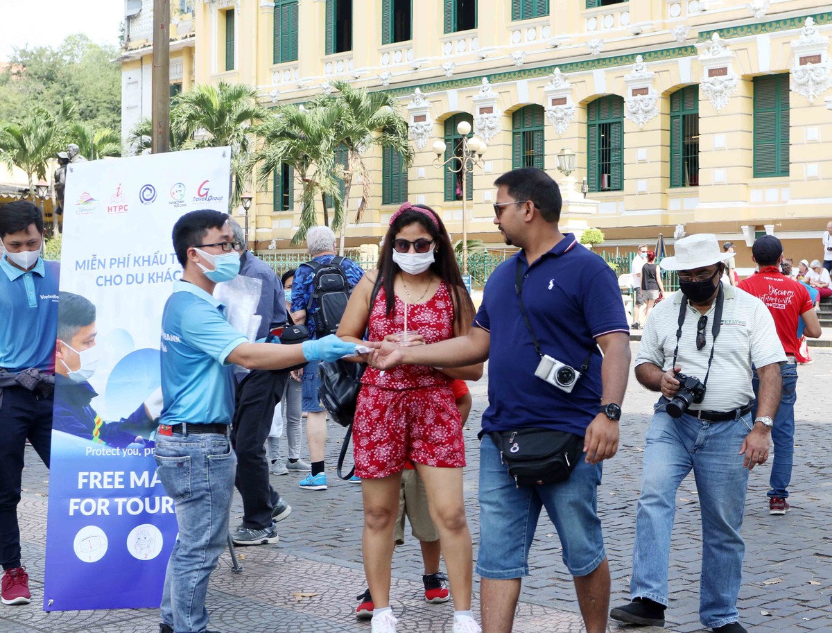 TP.HCM phát khẩu trang miễn phí cho du khách ảnh 1