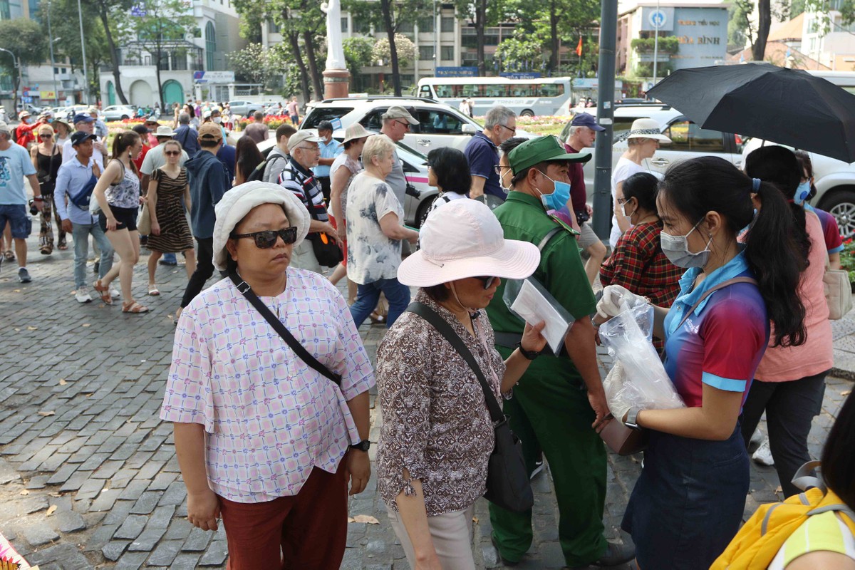 TP.HCM phát khẩu trang miễn phí cho du khách ảnh 2