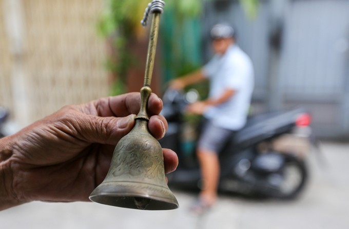 Người đàn ông sưu tập hàng trăm chuông độc lạ ở Sài Gòn ảnh 10