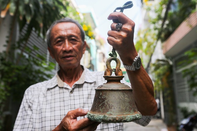 Người đàn ông sưu tập hàng trăm chuông độc lạ ở Sài Gòn ảnh 3