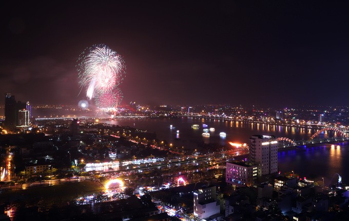 Đà Nẵng bắn pháo hoa trong mưa ảnh 1