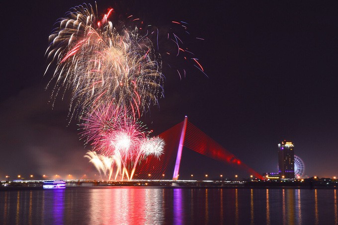 Đà Nẵng bắn pháo hoa trong mưa ảnh 7