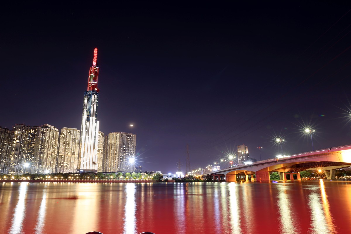 Người dân TP.HCM háo hức xem bắn pháo hoa chào năm mới 2020 ảnh 13