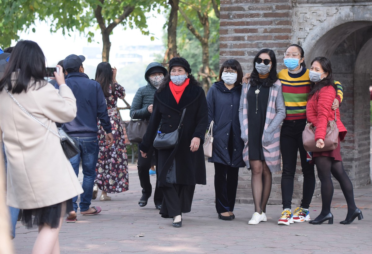 Đeo khẩu trang lái ô tô, uống cafe, đi mua sắm... thời virus Corona ảnh 1