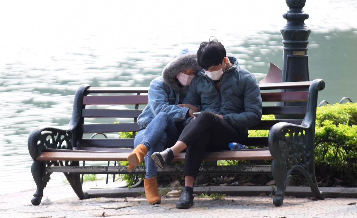 Đeo khẩu trang lái ô tô, uống cafe, đi mua sắm... thời virus Corona ảnh 2