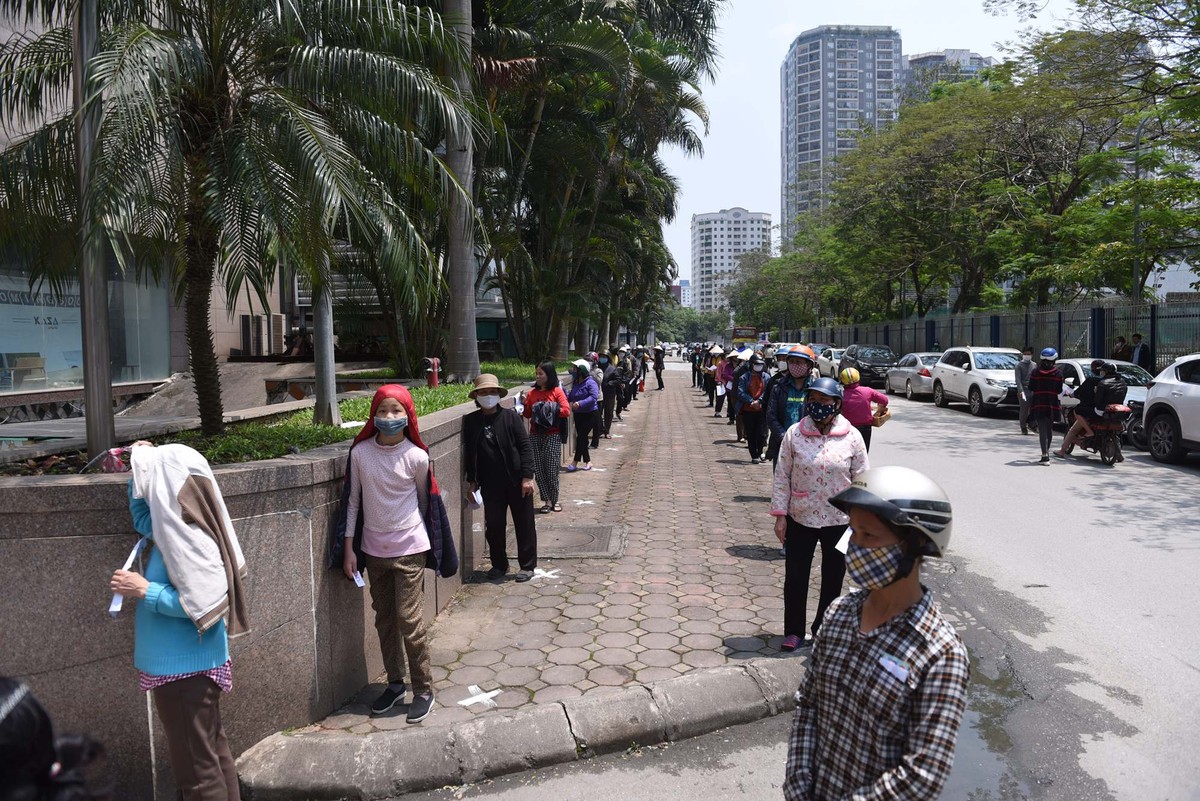 Dân nghèo đội nắng nóng xếp hàng chờ shopping siêu thị 0 đồng ảnh 2
