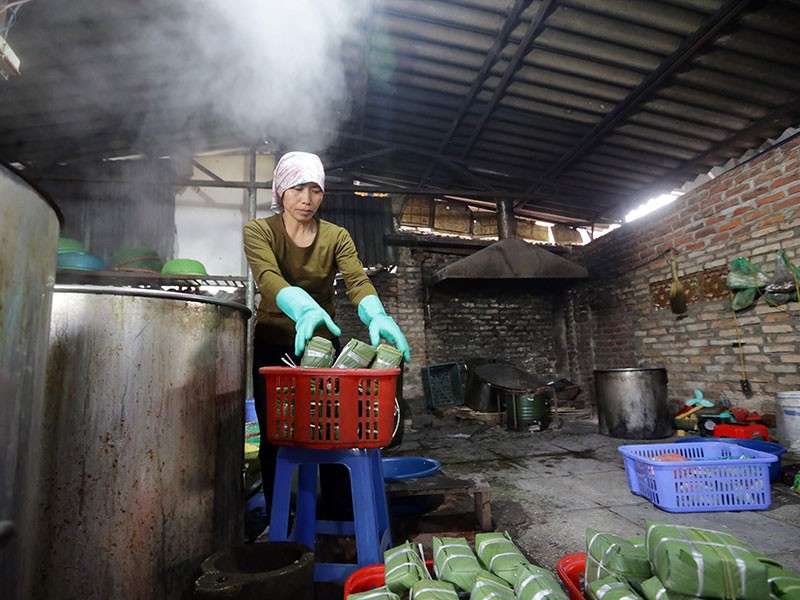 Làng nghề bánh chưng hối hả chạy hàng Tết ảnh 9