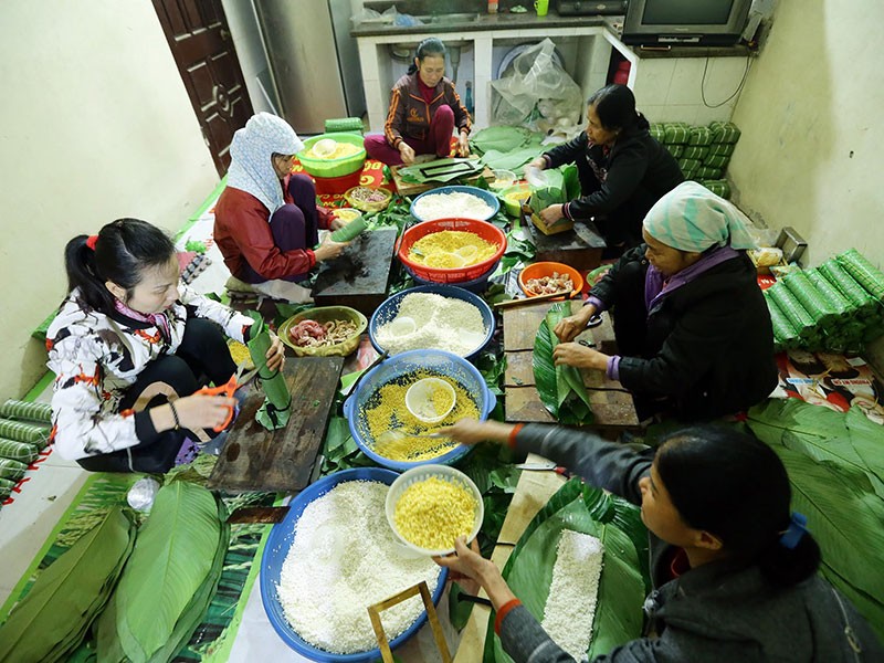 Làng nghề bánh chưng hối hả chạy hàng Tết ảnh 1