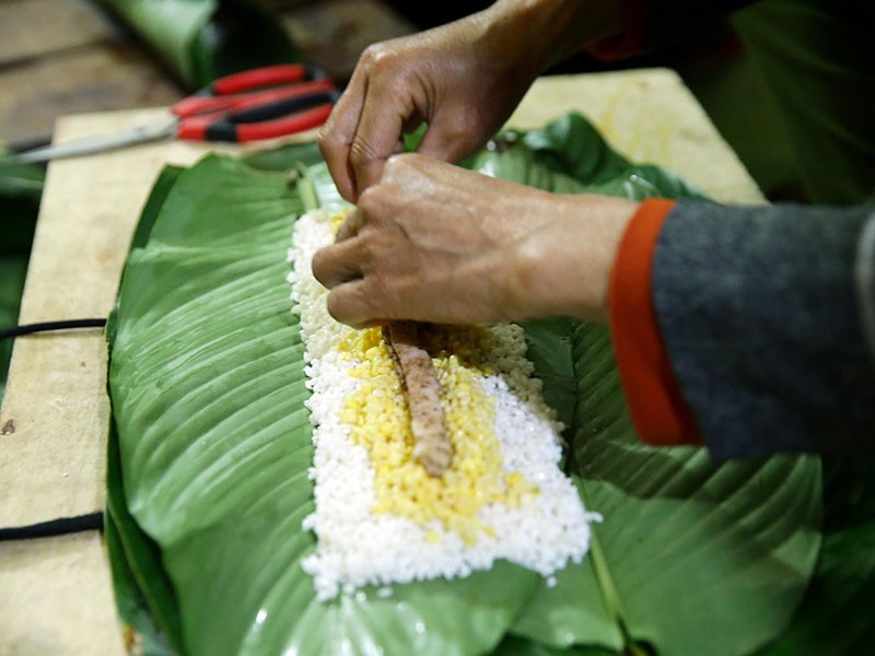 Làng nghề bánh chưng hối hả chạy hàng Tết ảnh 3