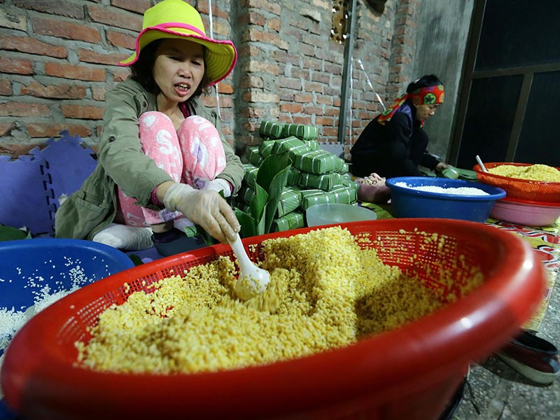 Làng nghề bánh chưng hối hả chạy hàng Tết ảnh 7