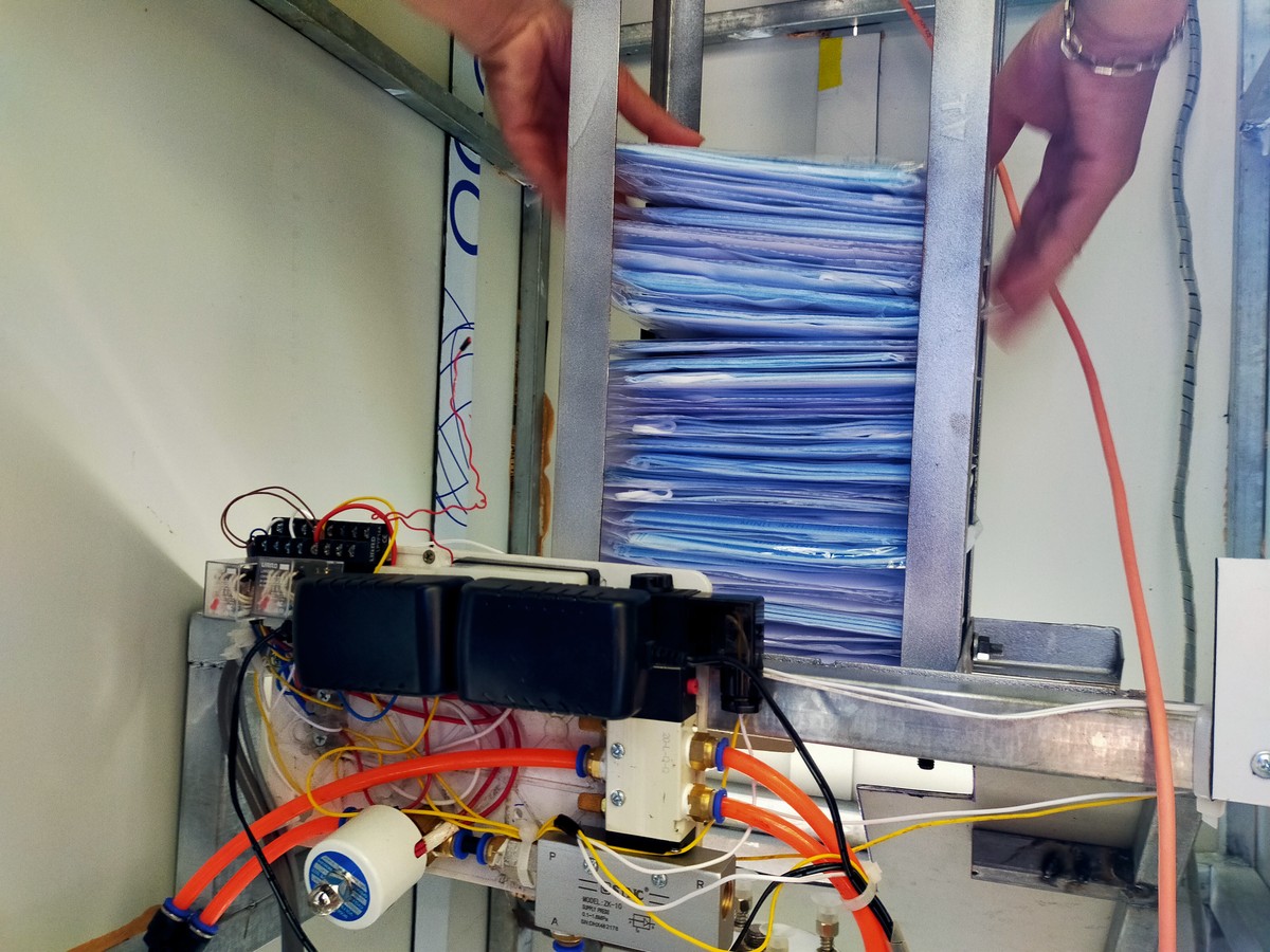 ATM khẩu trang thứ 2 đi vào hoạt động phục vụ người dân nghèo ảnh 4