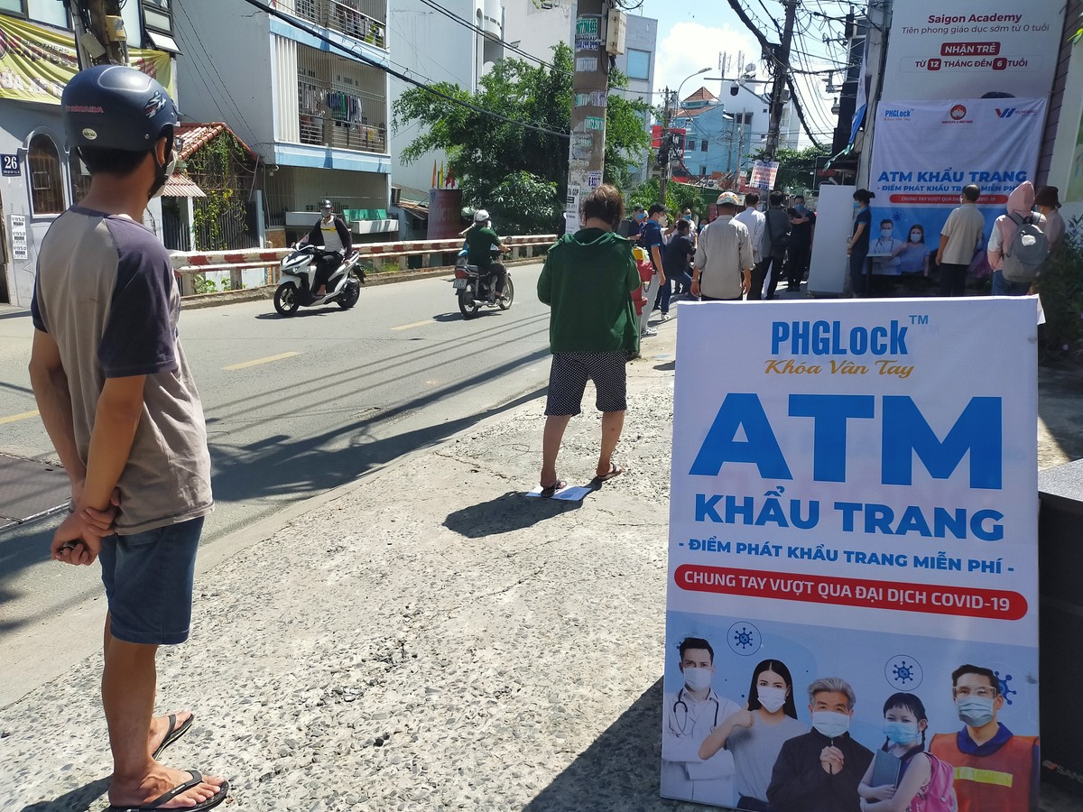 ATM khẩu trang thứ 2 đi vào hoạt động phục vụ người dân nghèo ảnh 7