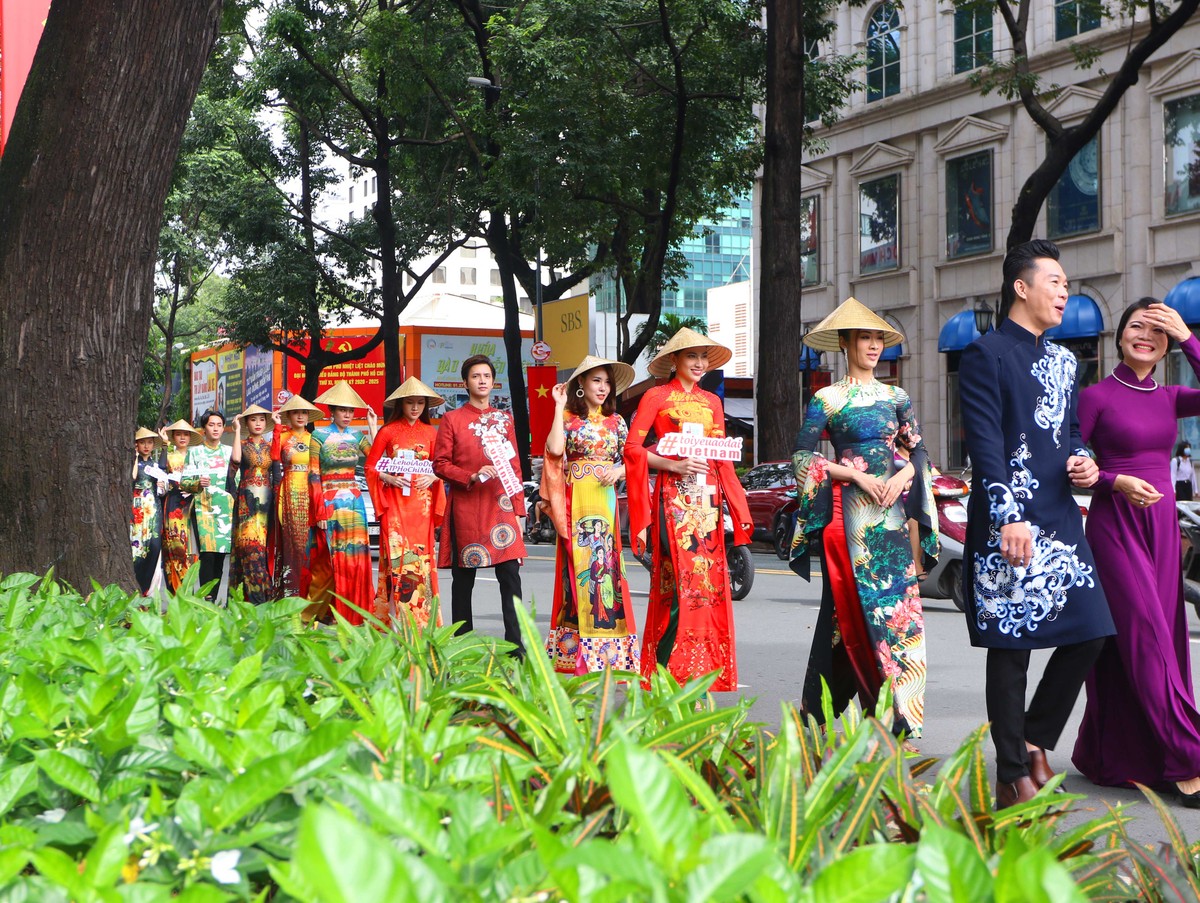 Ngắm những tà áo dài truyền cảm hứng trên đường phố Sài Gòn ảnh 1