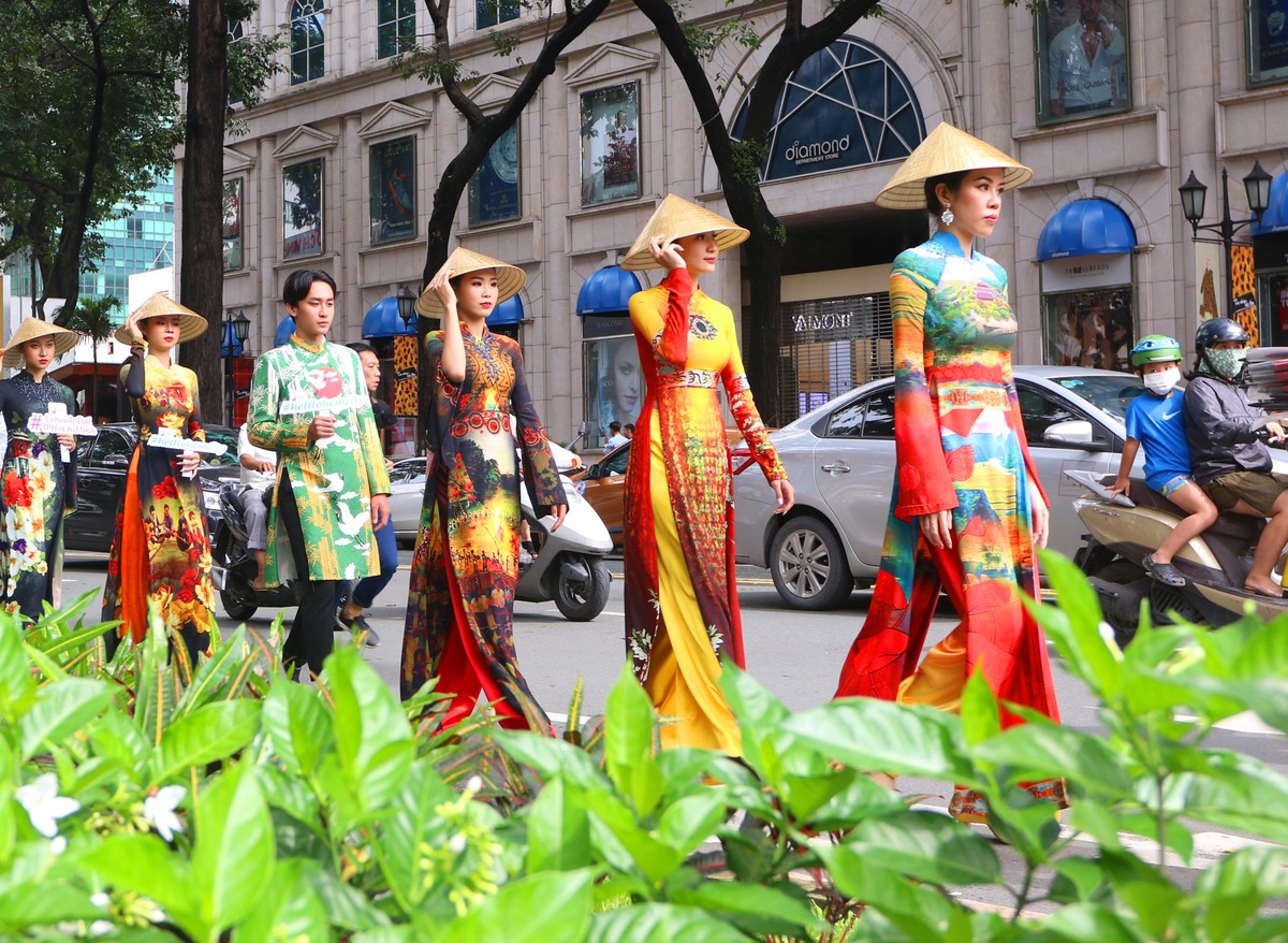 Ngắm những tà áo dài truyền cảm hứng trên đường phố Sài Gòn ảnh 2