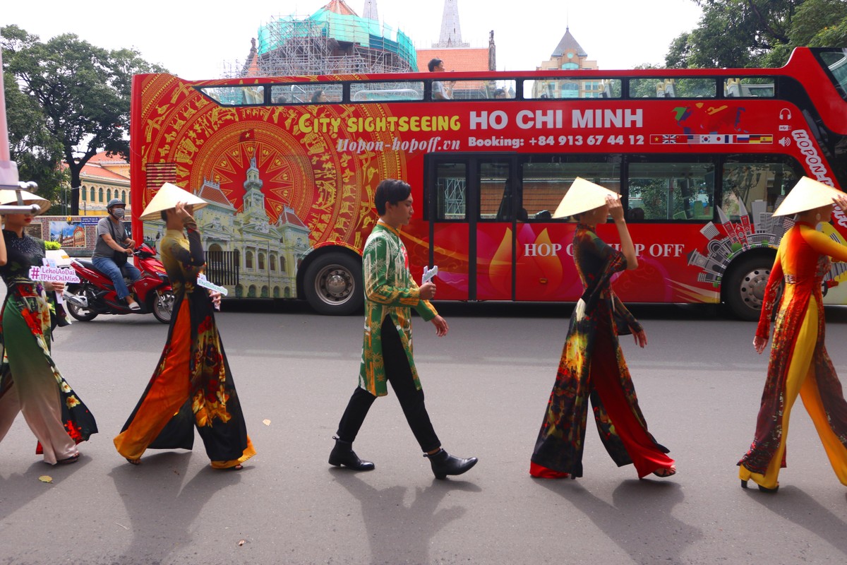 Ngắm những tà áo dài truyền cảm hứng trên đường phố Sài Gòn ảnh 3