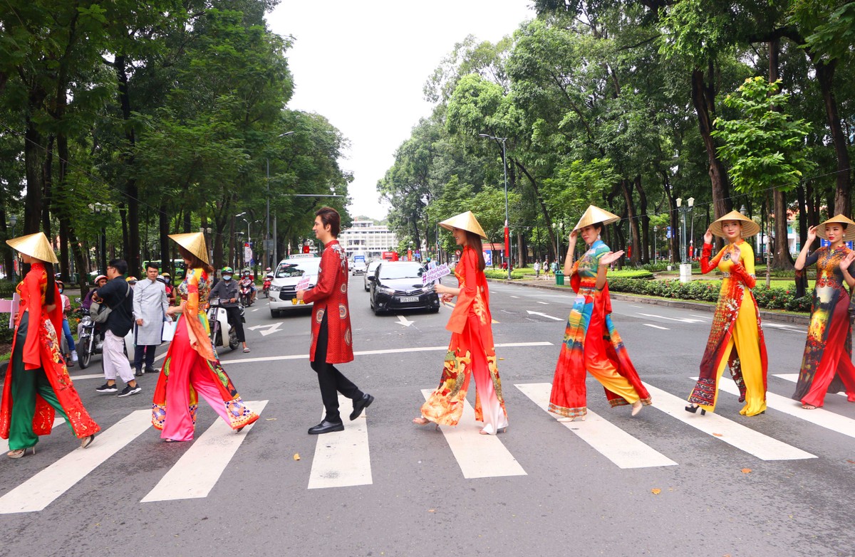 Ngắm những tà áo dài truyền cảm hứng trên đường phố Sài Gòn ảnh 4