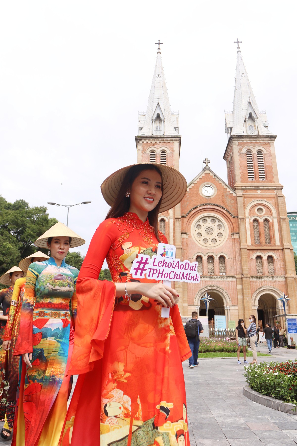 Ngắm những tà áo dài truyền cảm hứng trên đường phố Sài Gòn ảnh 5