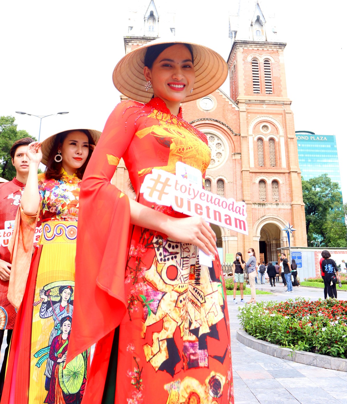 Ngắm những tà áo dài truyền cảm hứng trên đường phố Sài Gòn ảnh 6