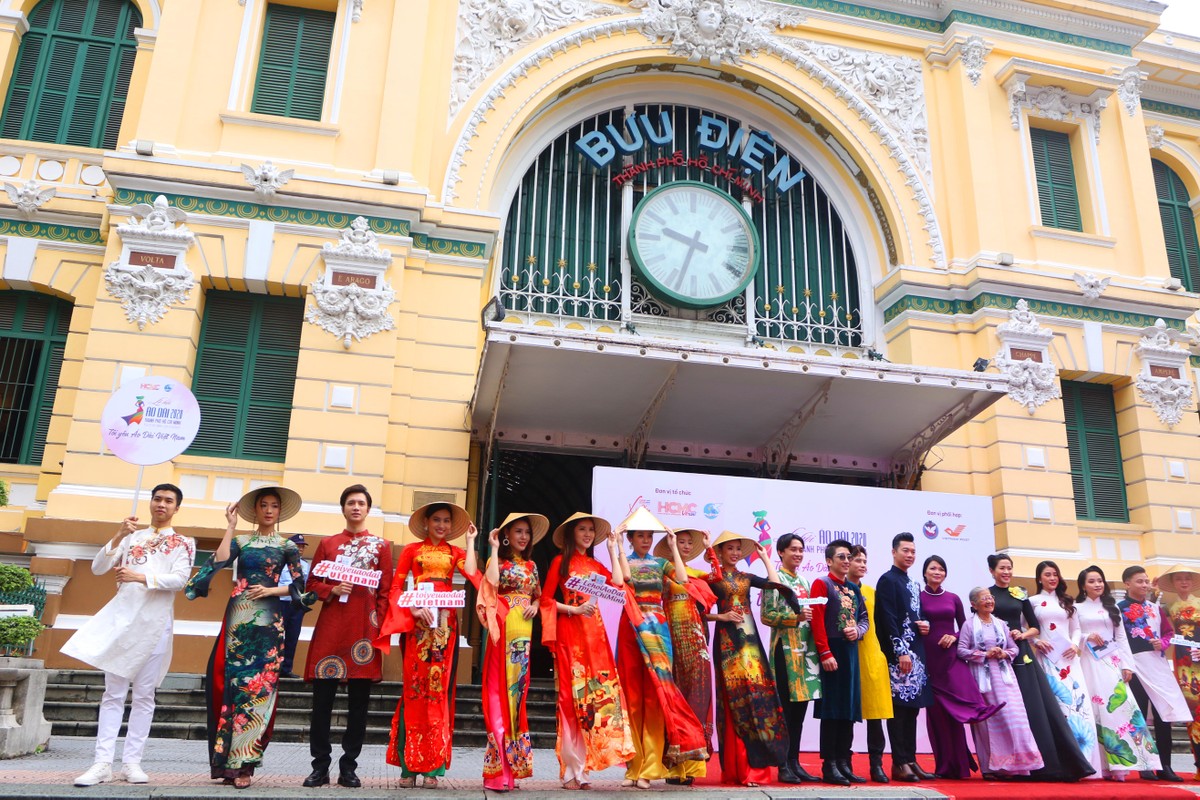 Ngắm những tà áo dài truyền cảm hứng trên đường phố Sài Gòn ảnh 7