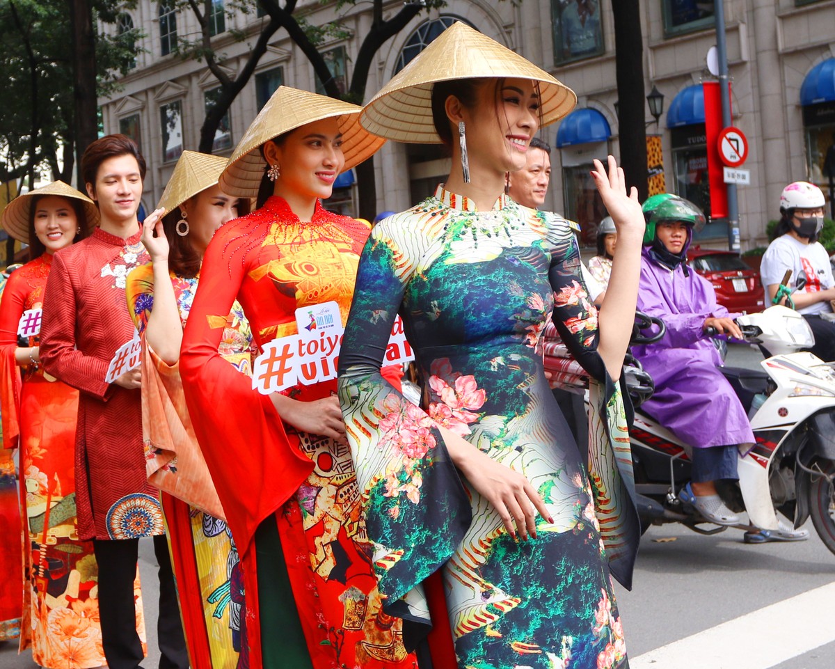 Ngắm những tà áo dài truyền cảm hứng trên đường phố Sài Gòn ảnh 8