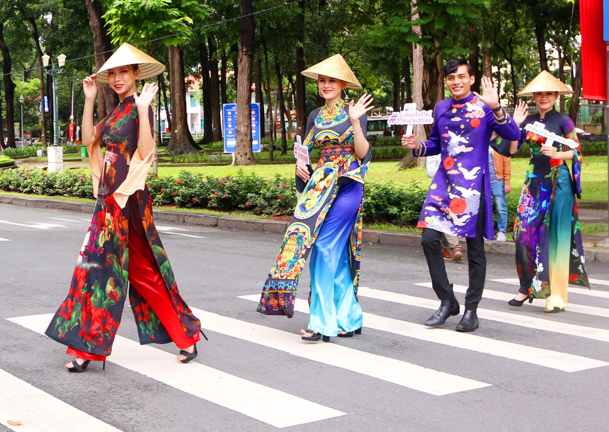 Ngắm những tà áo dài truyền cảm hứng trên đường phố Sài Gòn ảnh 9