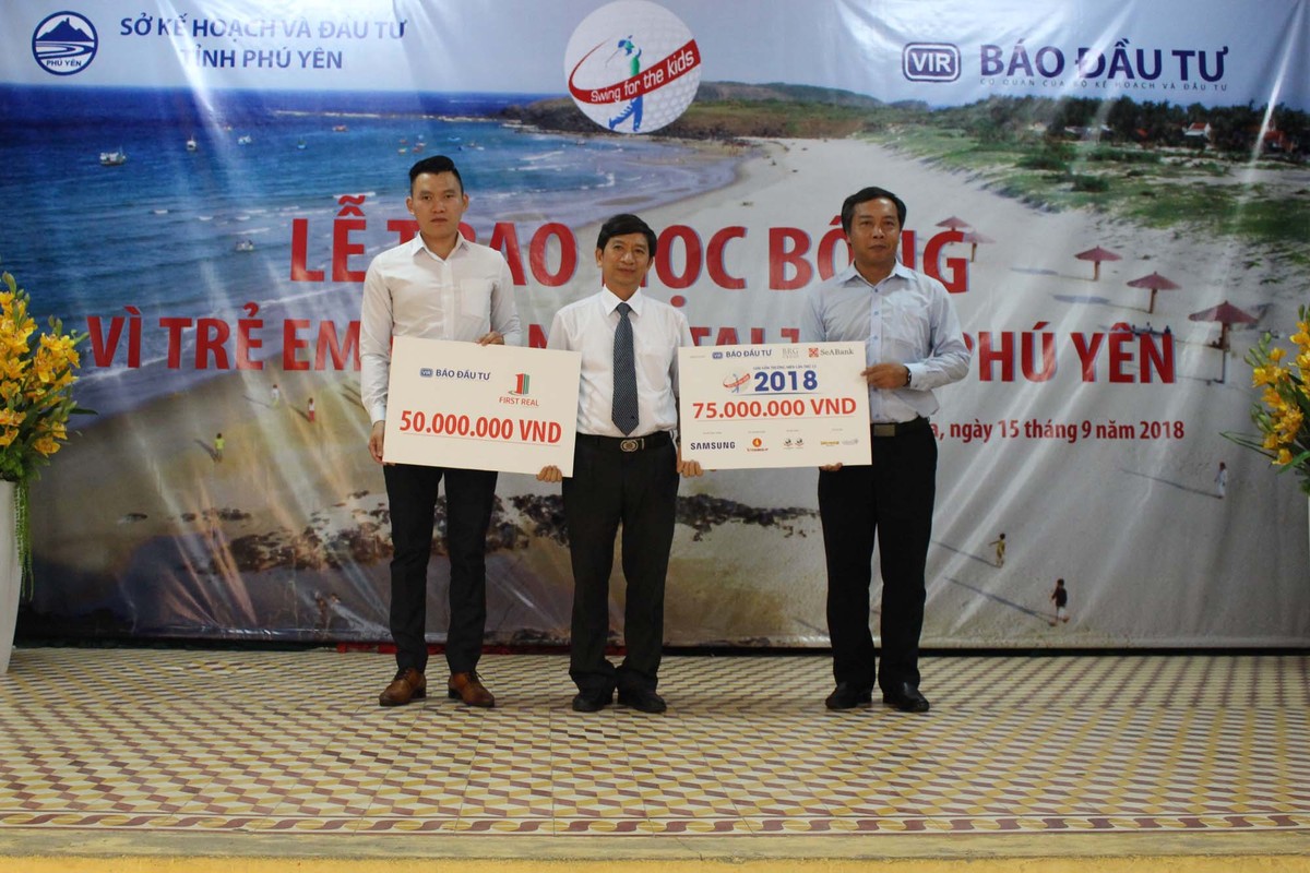 Báo Đầu tư trao học bổng tại Phú Yên ảnh 2
