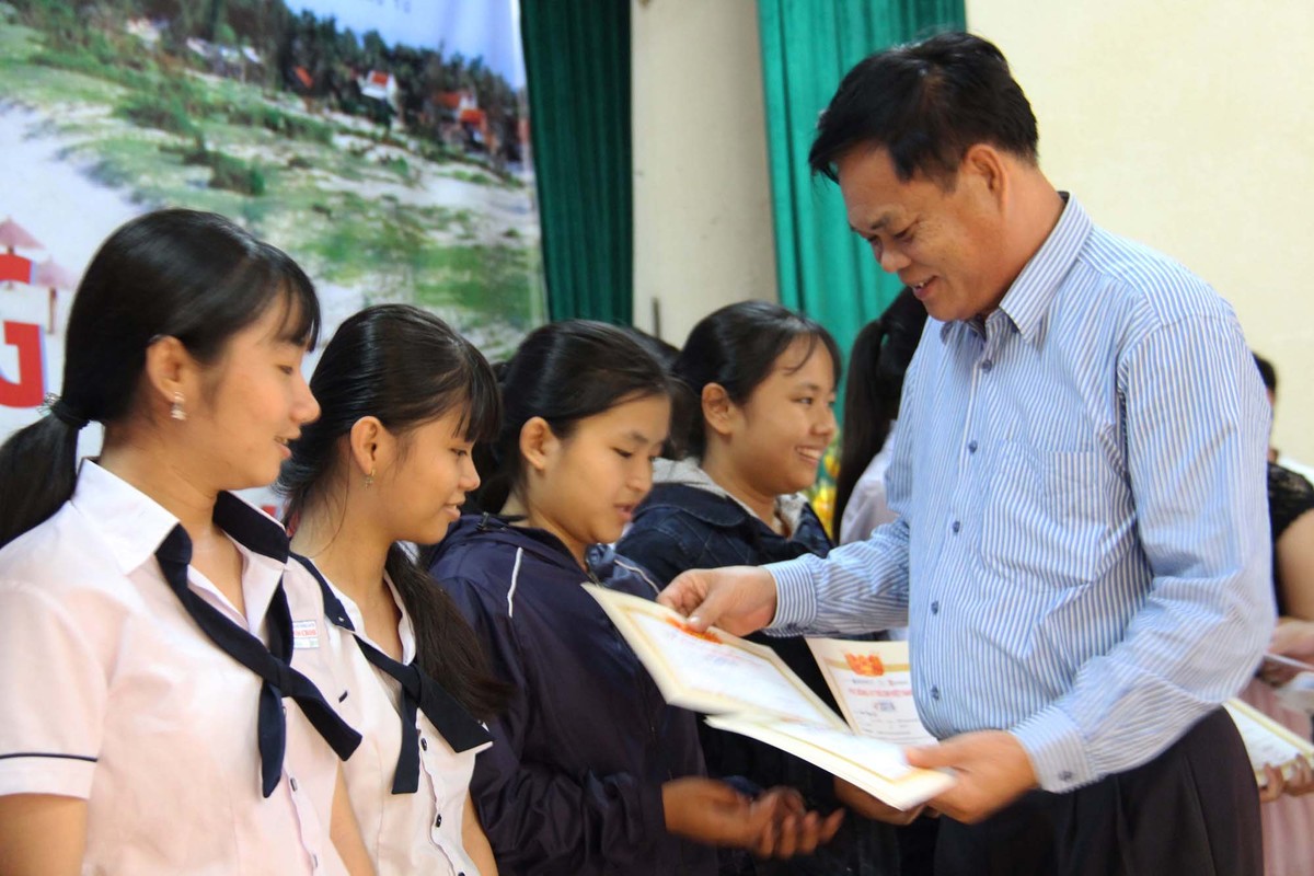Báo Đầu tư trao học bổng tại Phú Yên ảnh 11
