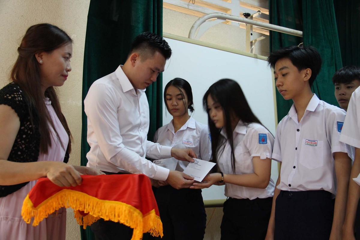 Báo Đầu tư trao học bổng tại Phú Yên ảnh 15