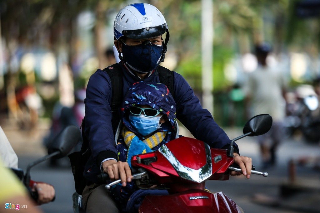 Người TP.HCM trong đợt lạnh nhất từ đầu năm ảnh 3