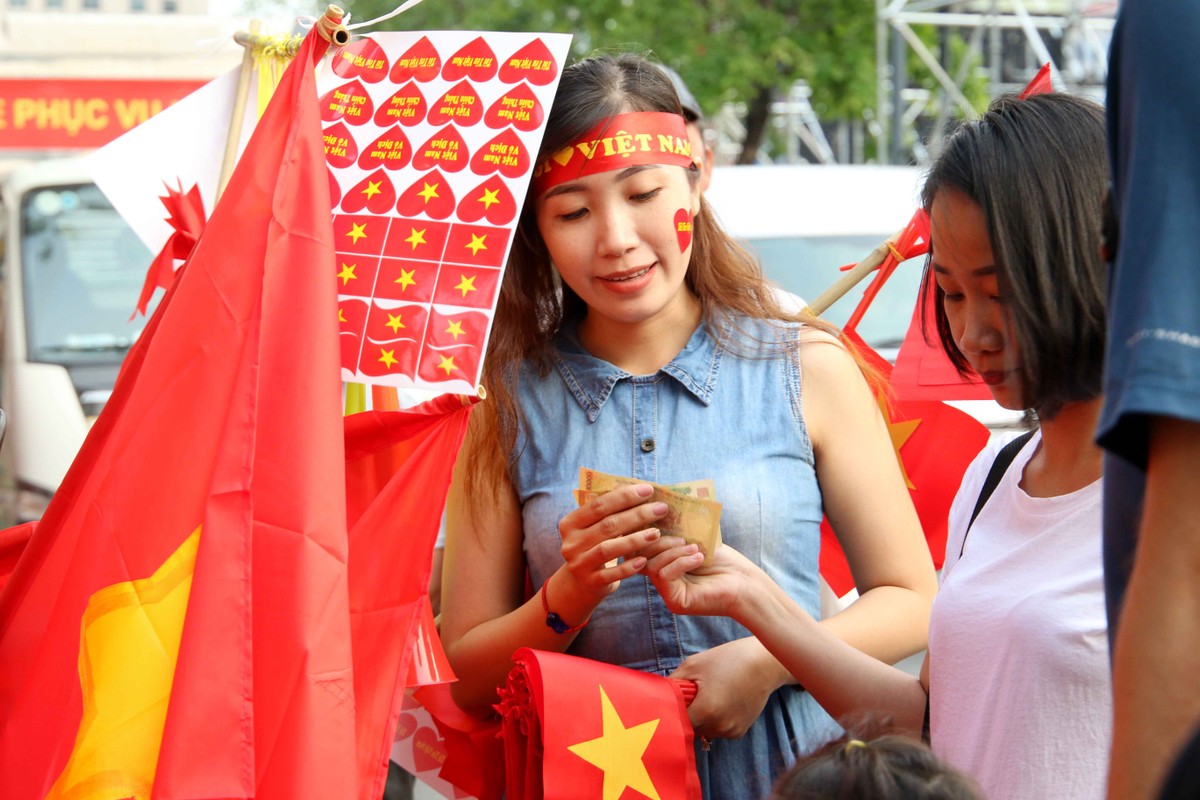 Sài Gòn nhộn nhịp trước trận chung kết lịch sử giữa U22 Việt Nam và U22 Indonesia ảnh 9