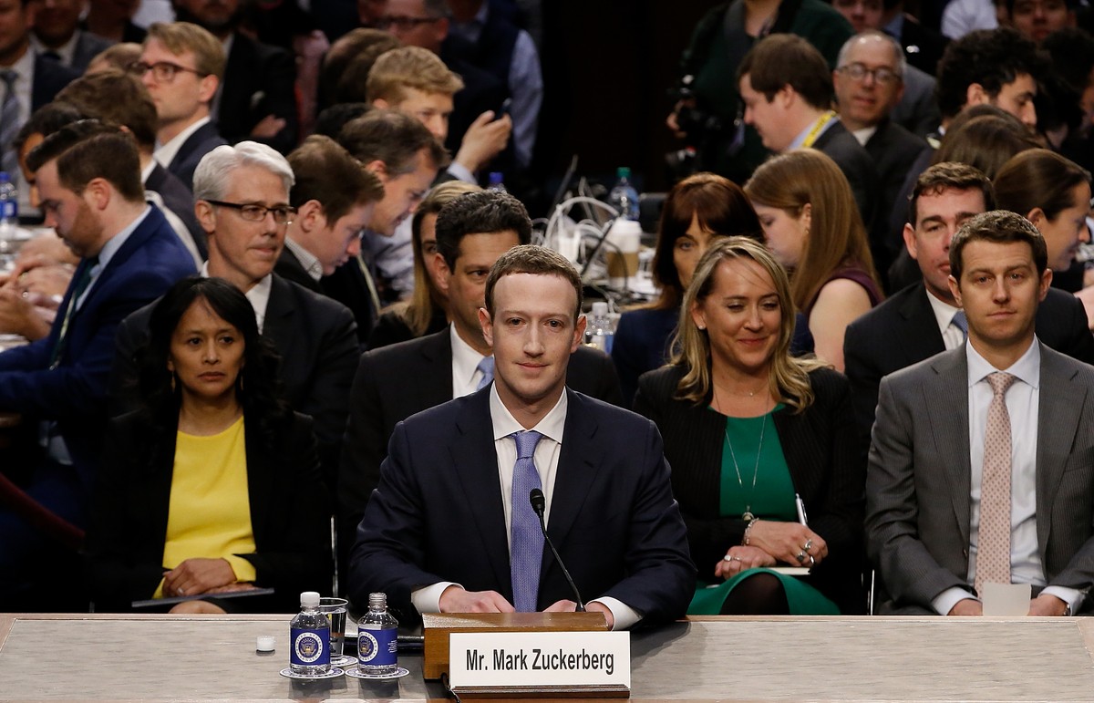 Các vấn đề khiến CEO Facebook lúng túng ảnh 1