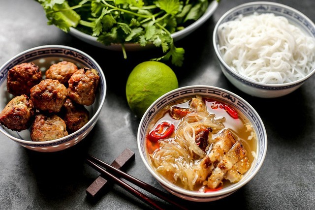 Những món ăn bán đầy vỉa hè Việt bất ngờ “nổi danh” trên báo Tây ảnh 1
